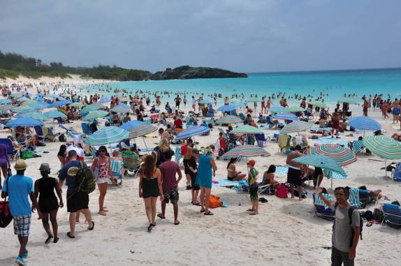 Em dia de cruzeiros na ilha, a praia de Horseshoe Bay fica lotada, na costa sul de Bermuda